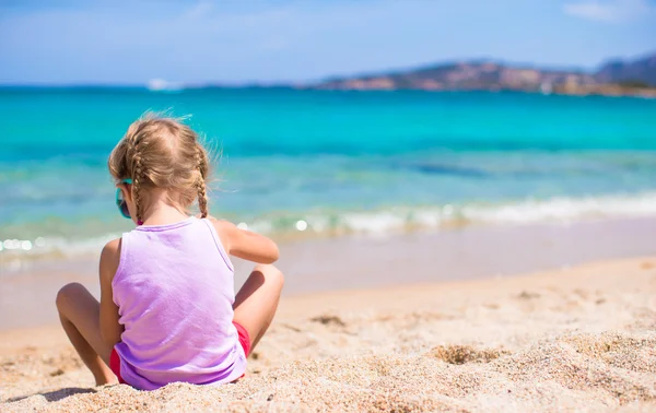 Schattig meisje buiten tijdens de zomervakantie — Stockfoto