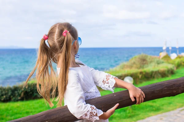 Entzückendes kleines Mädchen im Freien während der Sommerferien — Stockfoto