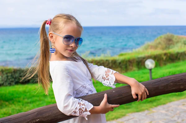 Aranyos kislány, kint a nyaralás alatt — Stock Fotó