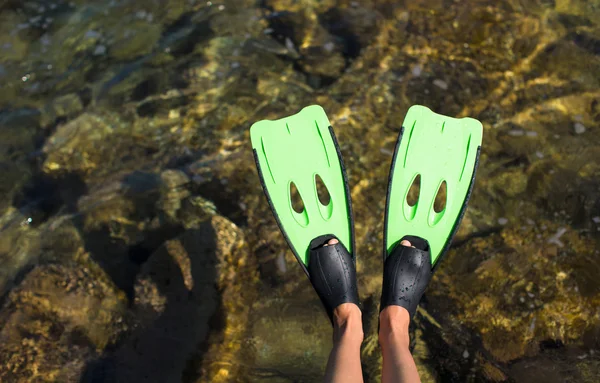 Close-up van de vinnen in het turquoise water — Stockfoto