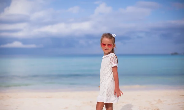 Schattig meisje plezier hebben op tropisch strand — Stockfoto