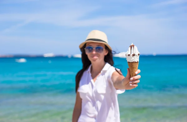 Mujer adorable comiendo helado en la playa tropical —  Fotos de Stock
