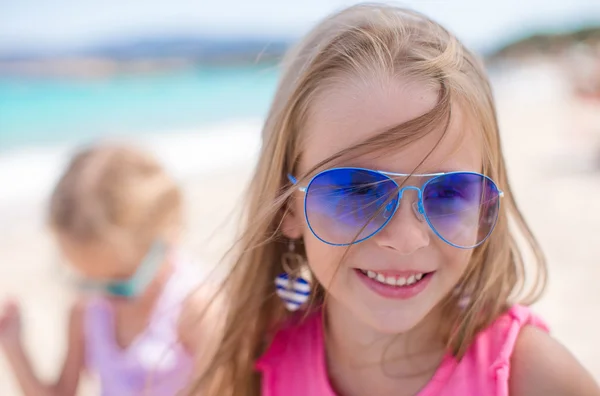 Urocze dziewczynki na plaży podczas wakacji — Zdjęcie stockowe