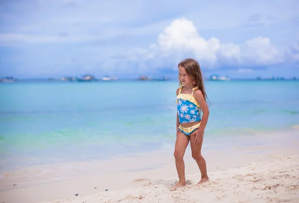 Urocza dziewczynka bawić się na tropikalnej plaży podczas wakacji — Zdjęcie stockowe