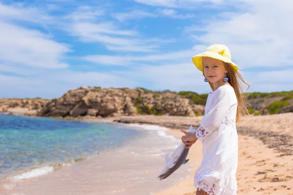 Чарівна маленька дівчинка на відкритому повітрі під час літніх канікул — стокове фото