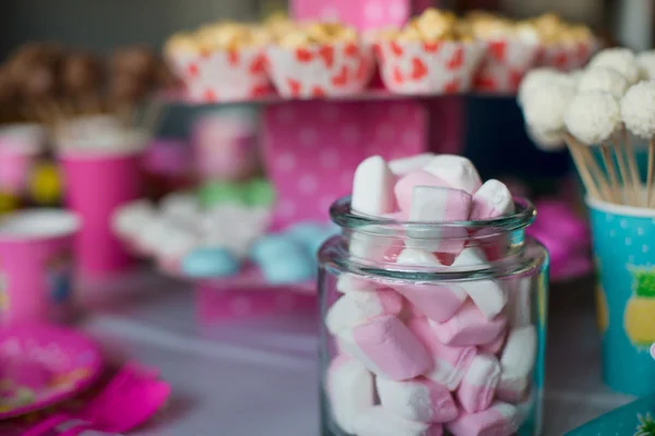 Marshmallow, merengues de cor doce, pipocas, bolos de creme e bolos pops na mesa — Fotografia de Stock