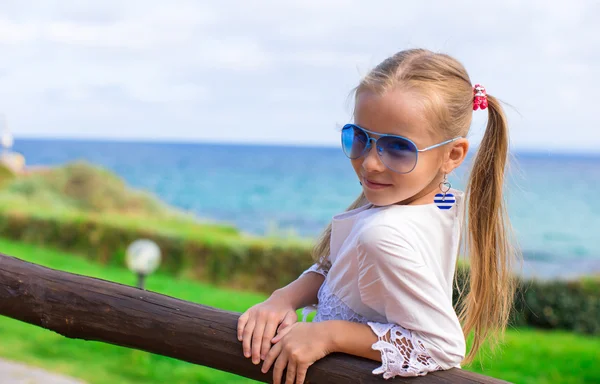 Sevimli küçük kız açık havada yaz tatili sırasında — Stok fotoğraf