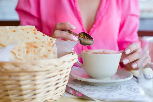 Delicioso y sabroso capuchino para el desayuno en la cafetería —  Fotos de Stock