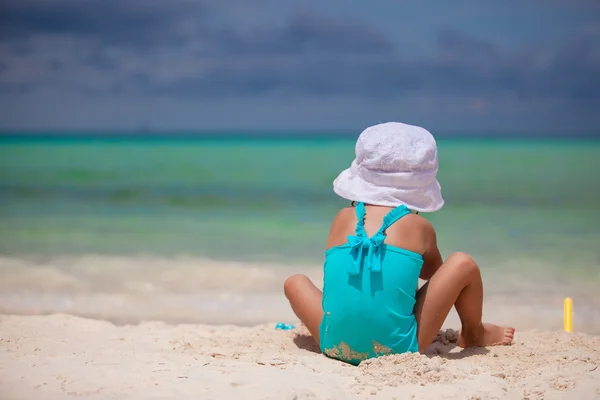 Schattig meisje spelen op tropische strand tijdens vakantie — Stockfoto