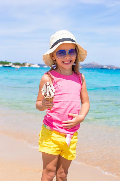 Little adorable girl with ice cream on tropical beach — Stock Photo, Image