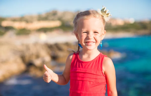 Adorable little girl having fun at tropical beach — Stock Photo, Image