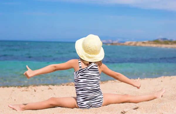 Adorável menina se divertir na praia tropical — Fotografia de Stock