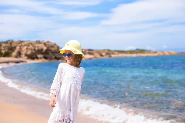 Entzückendes kleines Mädchen im Freien während der Sommerferien — Stockfoto