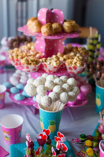 Pastelitos de chocolate en la mesa de postres de vacaciones en la fiesta de cumpleaños de los niños —  Fotos de Stock