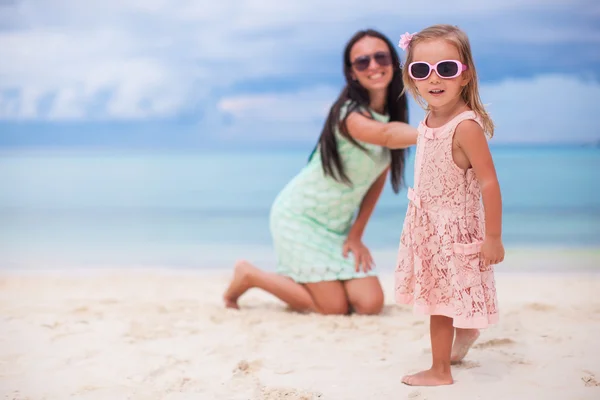 Little girl and happy mom during summer vacation — Stock Photo, Image