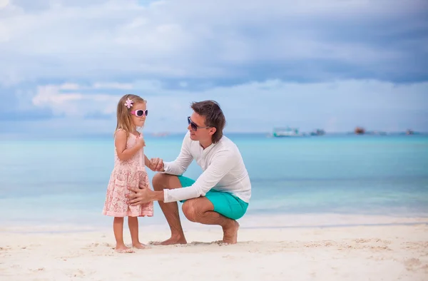 Jeune père et petite fille pendant les vacances à la plage tropicale — Photo