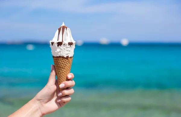 Läckra glass i våffla bakgrunden det turkosa havet — Stockfoto