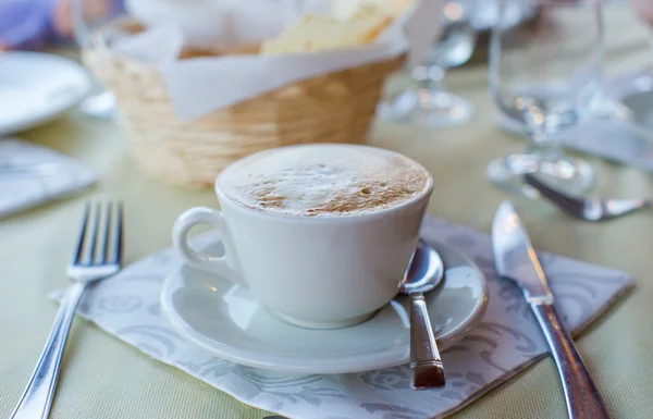 Delicioso y sabroso capuchino para el desayuno en la cafetería —  Fotos de Stock