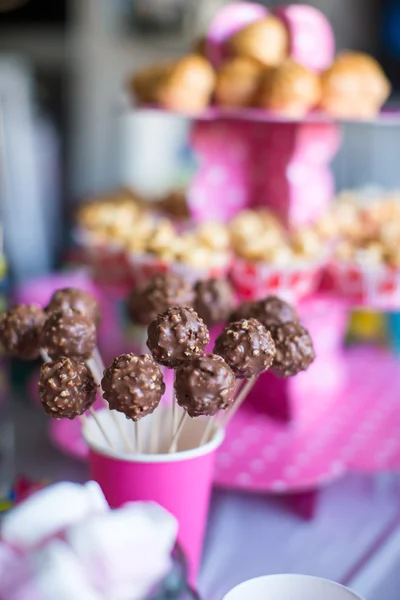 Pastelitos de chocolate en la mesa de postres de vacaciones en la fiesta de cumpleaños de los niños — Foto de Stock