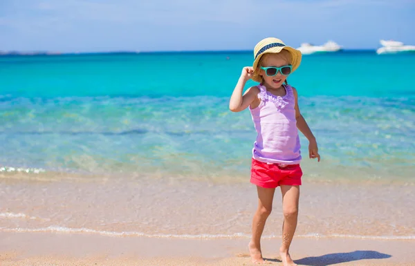 Imádnivaló kislány érezd jól magad a trópusi strandon nyaralás közben — Stock Fotó
