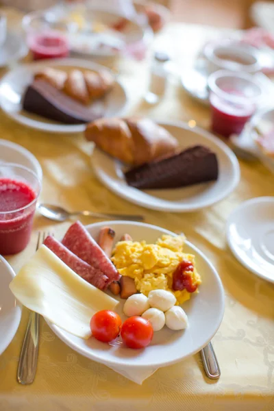 Desayuno saludable en la mesa de cerca en la cafetería al aire libre — Foto de Stock