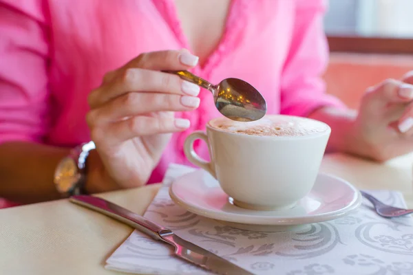 Delicioso y sabroso capuchino para el desayuno en la cafetería —  Fotos de Stock