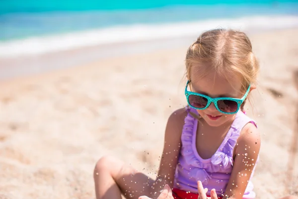 Adorável menina ao ar livre durante as férias de verão — Fotografia de Stock