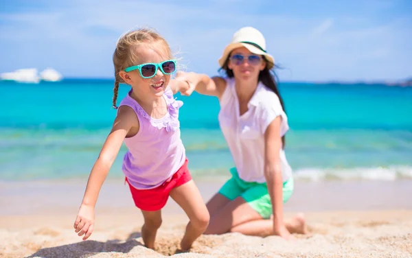 Jonge moeder en haar schattige kleine dochter tijdens de zomervakantie — Stockfoto