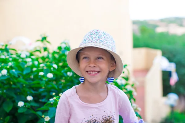 Adorable petite fille s'amuser en plein air — Photo