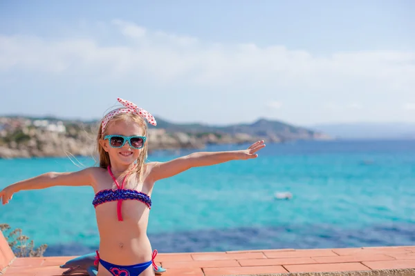 Adorable little girl have fun outdoors — Stock Photo, Image