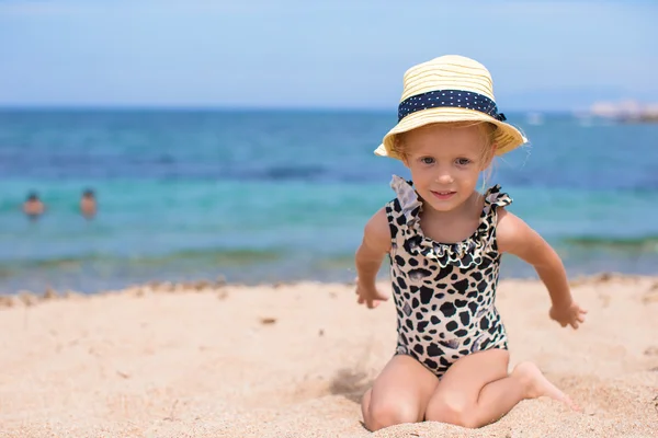 Adorable little girl have fun at tropical beach during vacation — Stock Photo, Image