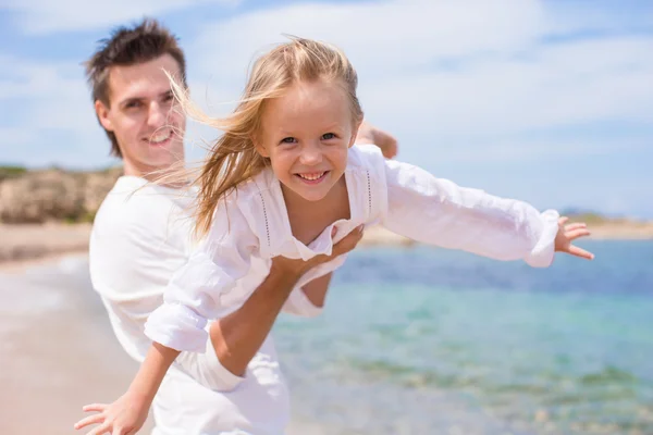 Feliz padre y niña se divierten durante las vacaciones en la playa — Foto de Stock