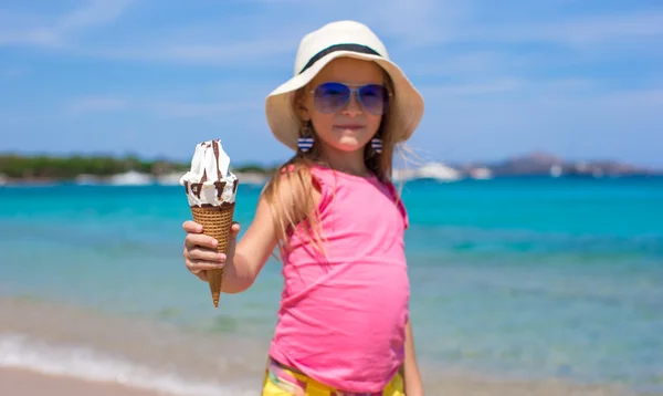 Niña adorable con helado en la playa tropical — Foto de Stock