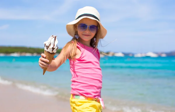 Little adorable girl with ice cream on tropical beach — Stock Photo, Image