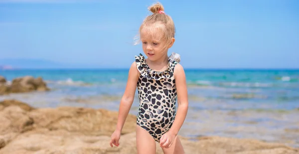 Adorable little girl have fun at tropical beach during vacation — Stock Photo, Image