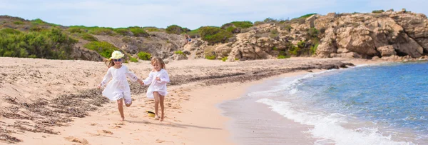 Çok sevimli şirin kızlar beyaz plaj tatil sırasında eğlenin — Stok fotoğraf
