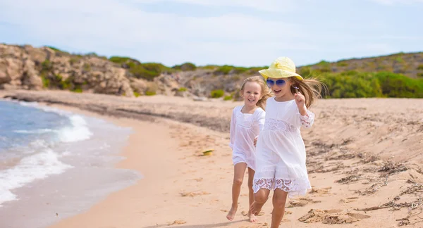 Urocze i słodkie dziewczyny zabawy na plaży biały podczas wakacji — Zdjęcie stockowe