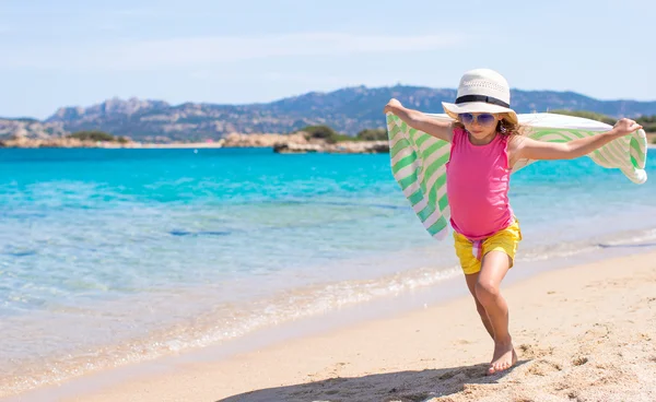 小小快乐的女孩，在海滩用毛巾上运行 — 图库照片
