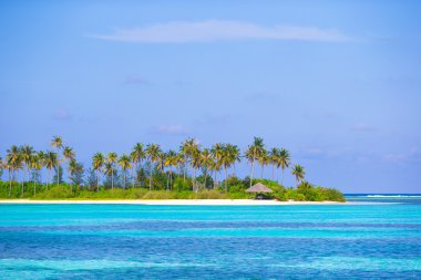Mükemmel beyaz plaj. İdeal adada turkuaz su var.