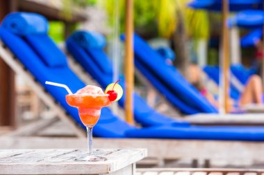 Yüzme Havuzu yakındaki tahta masada lezzetli kokteyl