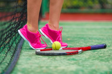 Spor ayakkabı Tenis raket ve top yakın çekim