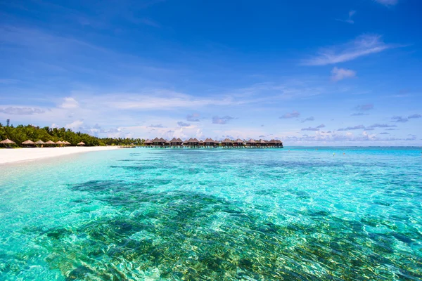 Schöner weißer Sandstrand und Indischer Ozean — Stockfoto