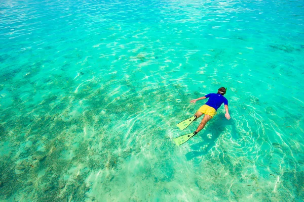 Junger Mann schnorchelt im klaren tropischen türkisfarbenen Wasser — Stockfoto