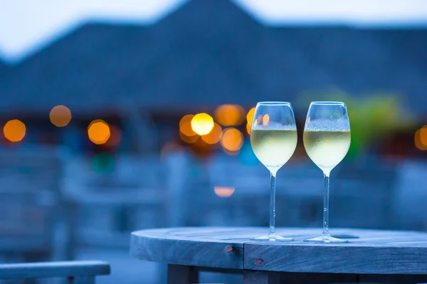 Deux verres de vin blanc savoureux au coucher du soleil — Photo