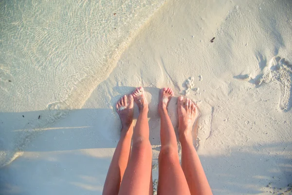 Closeup mother and kid feet on white sand beach — Stock Photo, Image