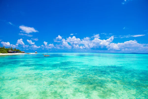 Idyllic perfect turquoise water at exotic island — Stock Photo, Image