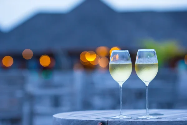 Deux verres de vin blanc savoureux au coucher du soleil — Photo