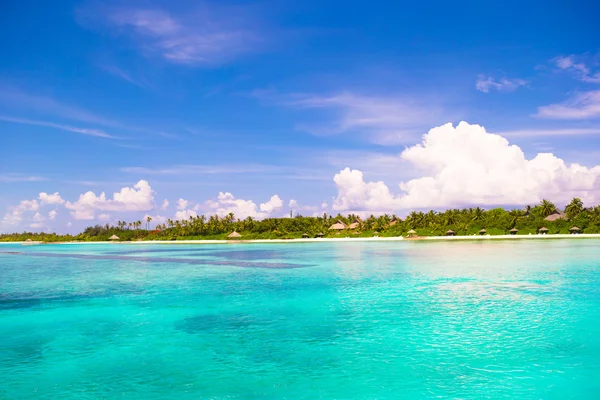 白い砂と完璧な青緑色の水と牧歌的な熱帯のビーチ — ストック写真