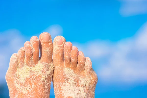 Primer plano de los pies femeninos en la playa de arena blanca —  Fotos de Stock