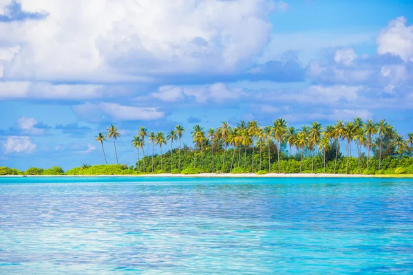 Praia branca perfeita com água azul-turquesa na ilha ideal — Fotografia de Stock